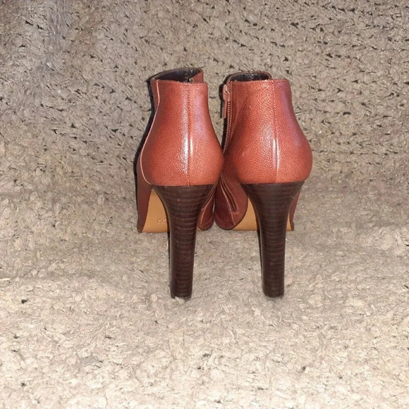 HOSS INTROPIA-ANTHROPOLOGIE-Mahogany Leather-Curved Heel Booties-Sz 39-Excellent - Picture 5 of 7